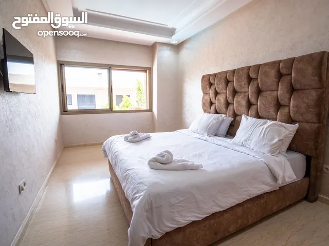 شقة للكراء اليومي في مراكش جيليز مفروشة للجميع فيها مراب و مسبح و انترنت ومكيف و بالكون و مطبخ مجهز.