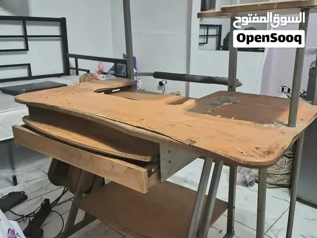 ترابيزة كمبيوتر ومكتب متعددة الرفوف بحالة جيدة للبيع