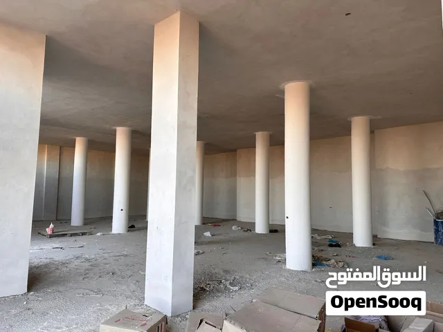 مخازن للايجار مساحات كبيره ويوجد ساحه كبيره للتحميل والتنزيل