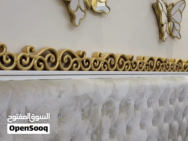 غرفة نوم فاخرة للبيع مع ستارتها واكسسواراتها