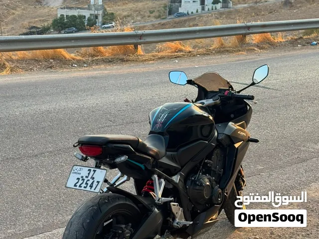 هوندا cbr 650 لون اسود للبيع وكالة لا تحتاج الى اي نوع من الصيانة موديل 2023 ماشية اقل من 11 الف
