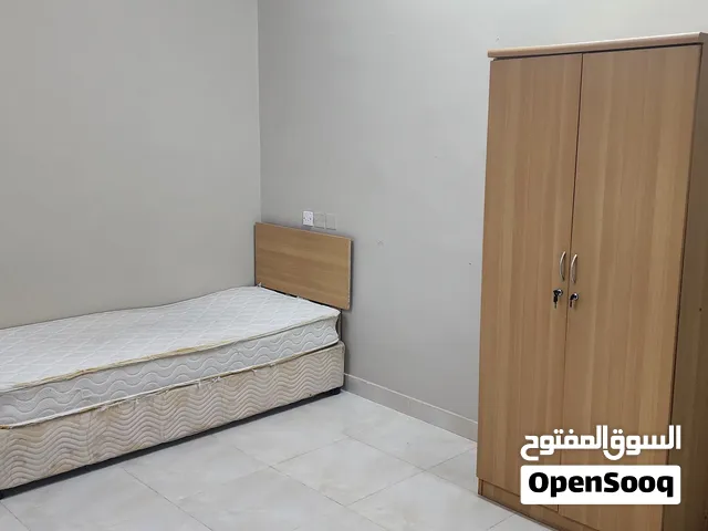 غرفة نظيفة خاصة مع دورة مياة بالطابق الأرض بمدخل خاص وقريب لجميع الخدمات