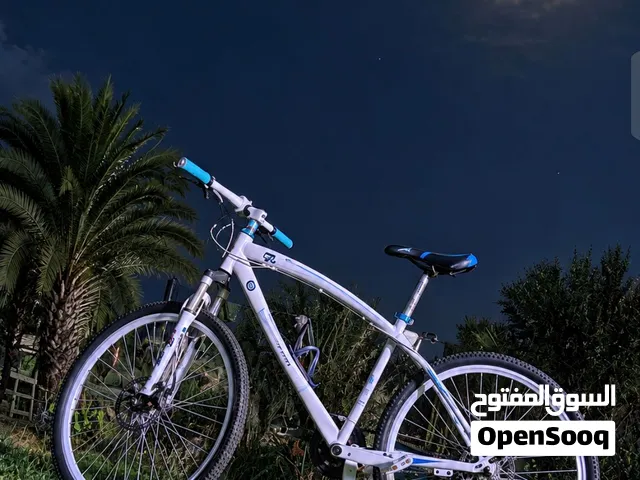 السعر بي مجال 80الف الهيكل (Frame) مصنوع من الألمنيوم بتصميم منحني ومميز.