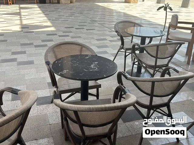 طاولات وكراسي وكنب استعمال خفيف جدا يعتبر