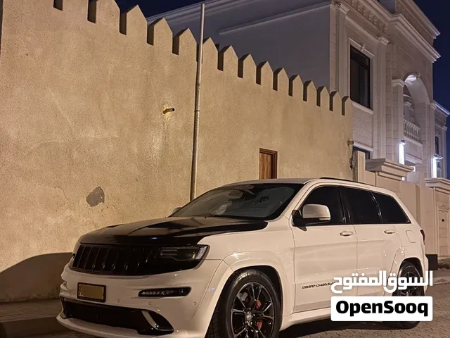 جيب جراند شيروكي 2014 SRT خليجي مستعمل بداخل برتقالي ومواصفات عالية