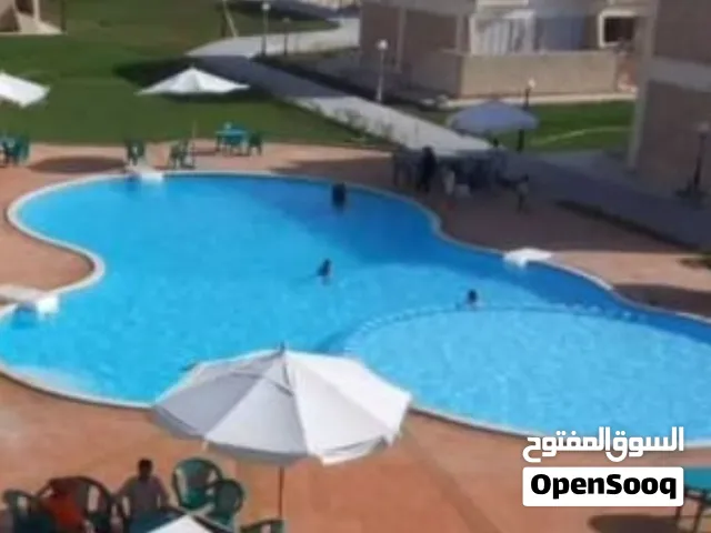 شالية دور اول علوي بالروف قرية الطيران ك 43 الساحل الشمالي على حمام السباحة مباشرة من المالك