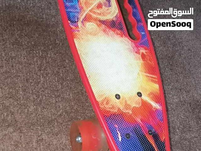 للبيع سكيت بورد (Penny Board) بإضاءة LED  بحالة جيدة وجاهز للاستخدام.  العجلات بتضوي تلقائي