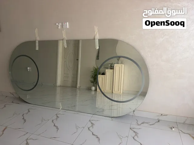 مراءة كبير تناسب اكثر من غرفه او مجلس كبير حجمها تقريباً مناسب جداً