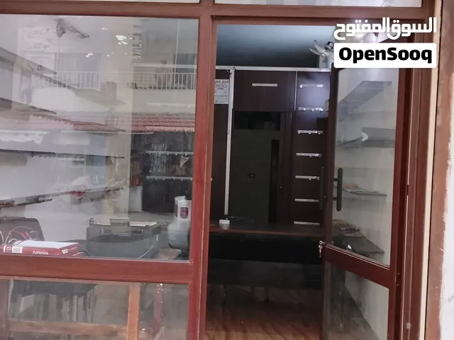 محل تجاري يصلح منزل و يصلح لجميع المهن أمامه ساحه واسعه