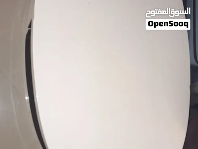 طاولة أنيقة متحركة لصالون او حلسة غرفة معيشة+ كرسيين بار من الحديد
