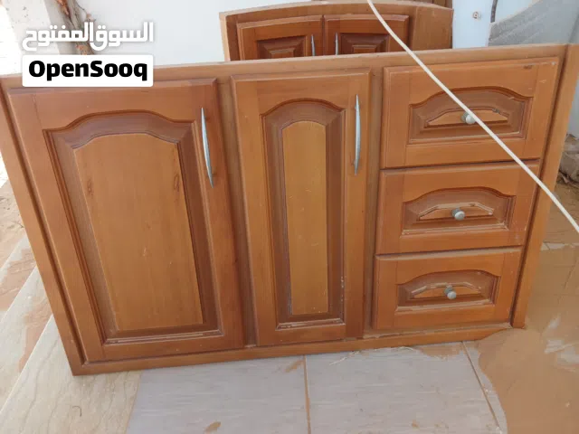 واجه دولاب مطبخ من خشب ألزان.