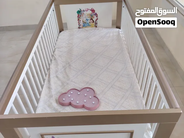 سرير أطفال بحالة جيدة مع مرتبه