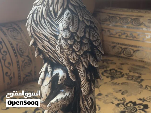 مجسم على شكل صقر