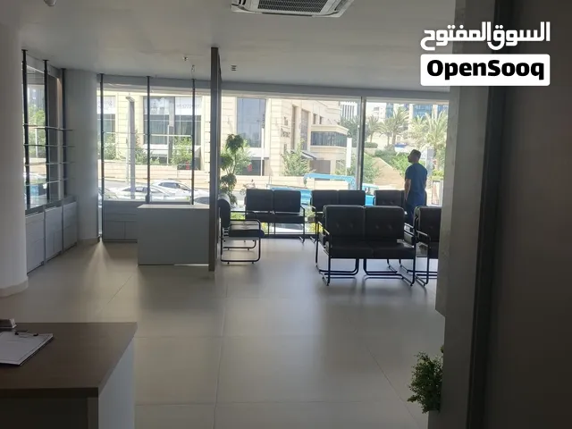 محل طبي فاخر ومجهز بالكامل للإيجار مطل على واجهة المجمع – الدوار الخامس _الرقم المرجعي 41531