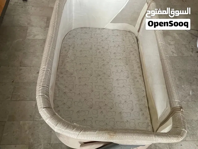 سرير اطفال نضيف ومع كرتونه وبشركه حلوه