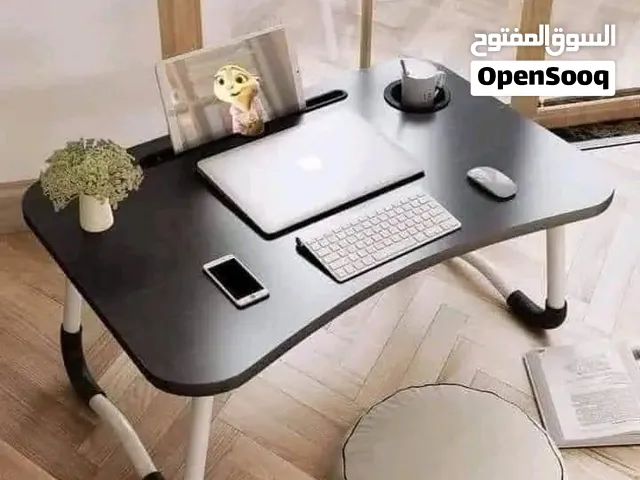 طاولة دراسه ولابتوب وشغل واكل ومسلسلات