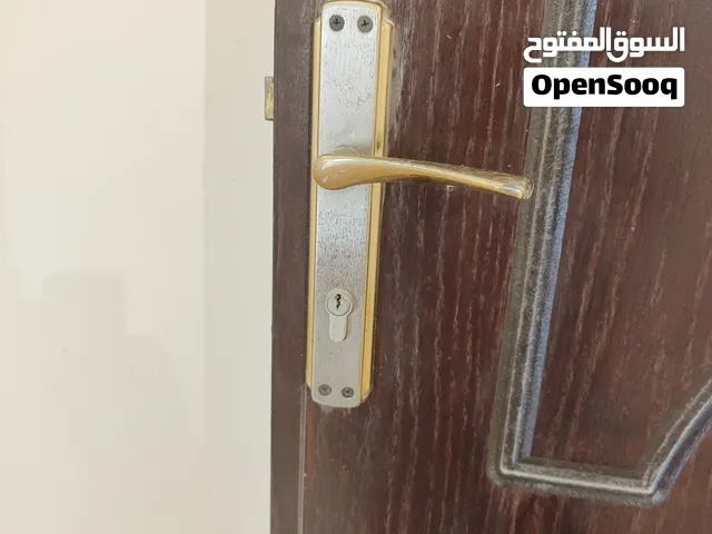 باب منزل خارجي خشب ثقيل للبيع بسبب التغيير