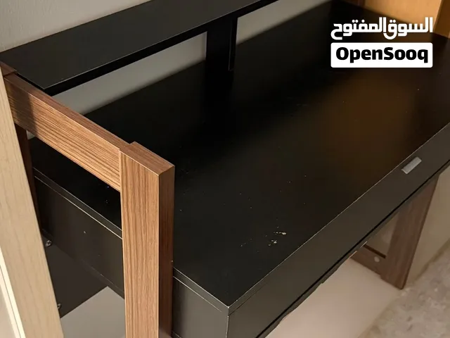 طاولة مكتبيه