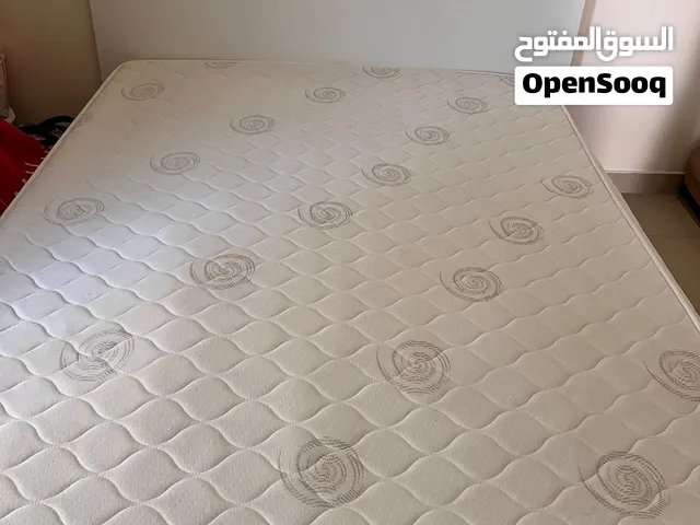 سرير مع فرشة بحالة ممتازة المقاس  200*160