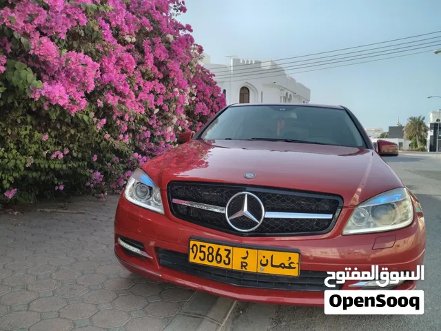 مرسيدس بنز الفئة-C 2010 صالون أحمر أوتوماتيك مع ميزات الخليج