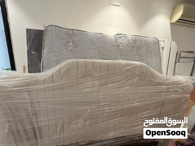 سرير نظيف نفرين مع مرتبة شبه جديد