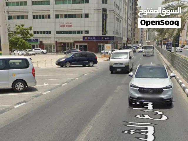 للبيع ارض تجارية مبنيه  في البطينه  شارع رئيسي عليها مبني معرض  كبير مؤجر 850،000 سنويا موقع مهم