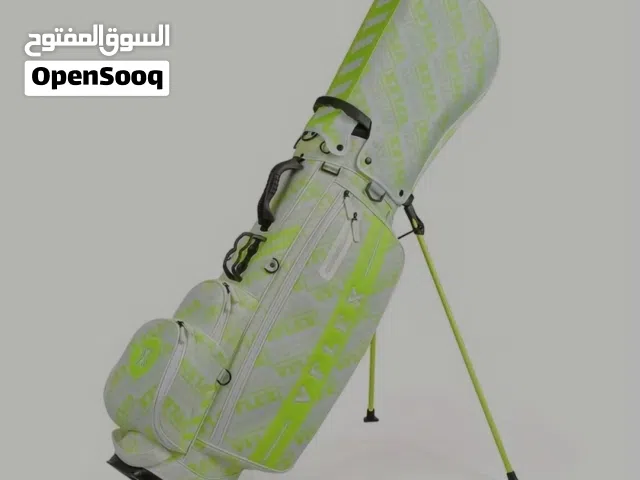 حقيبة جولف من ماركة Vessel، وتحديداً طراز VLX 2.0 Stand Bag، والتي تتميز بتصميم خفيف الوزن ومواد