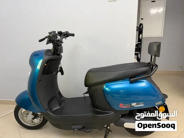 دراجه كاهربائيه بلون الزرق و بكشف ليلي قوي و مكابح هايدرولك إماميه و شاشه الكترونيه قابل للتفاوض