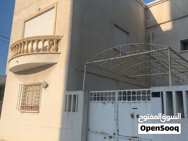 Maison de 135 m2 à vendre, composée d’un rez-de-chaussée et d’un 1er étage.