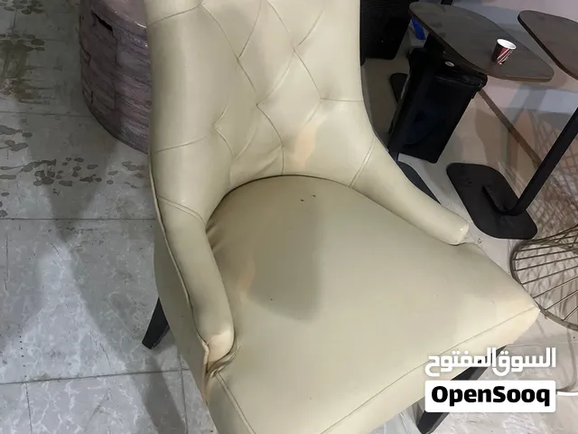 Chair for sale 4 ps للبيع: 4 كراسي لطاولة الطعام بحالة جيدة في البريمي.