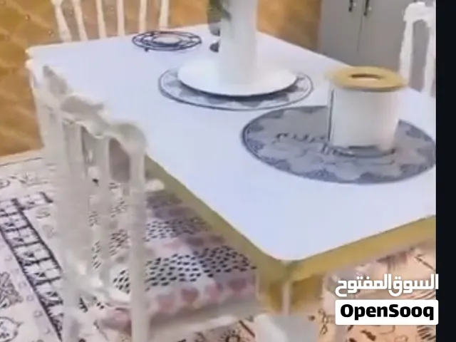 ميز طعام خشب نضيف