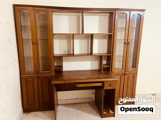 للبيع مكتبة خشب لاتيه بحالة جيدة