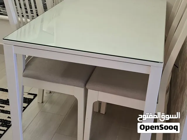 طاولة طعام نضيفة