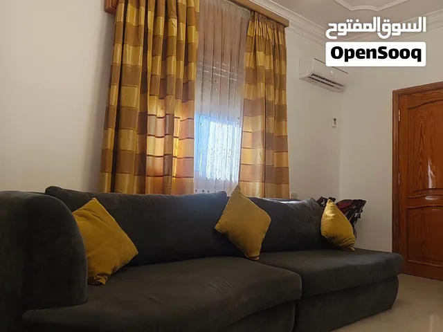 صالون بتصميم أنيق و بحالة ممتازة للبيع