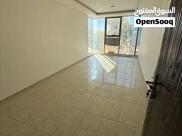 مكتب بغرفتين و استقبال واجهة زجاجيه على الشارع موقع حيوي_دوار اليوسفي