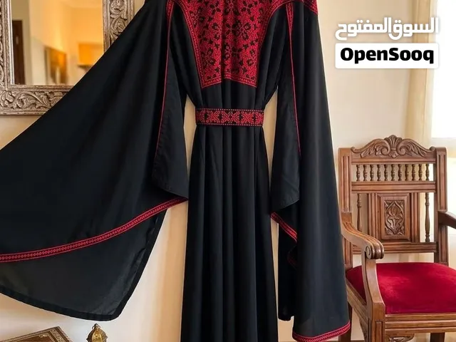 دلكة بتنفع لحنة وبتنفع لغداء عريس مفتوحة من الايدين يمكن لبس بلوزة تحتيها بتنفع لمحجبة ولمش محجبة
