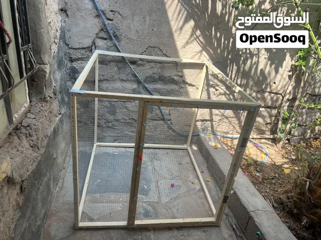 قفص خشبي وخشب 2 اربعه متر وثنين على متر كلهن بعشرين مكاني 5 ميل