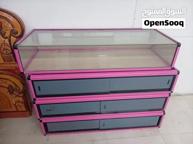 يتوفر ارفف زجاج