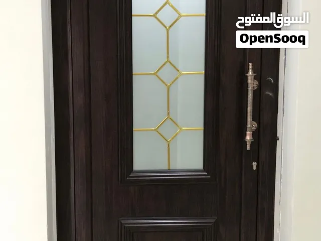 باب الومينيوم بني