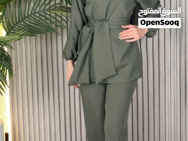 إطلالة مرتبة ومريحة بنفس الوقت الطقم قطعتين: بلوزة بقصة ناعمة وأكمام مريحة
