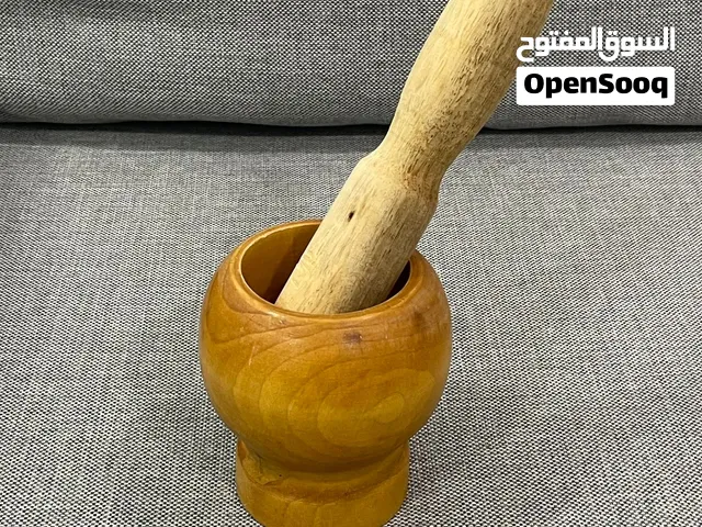 جرن و مدقة خشب زين للبيع بدواعي السفر بحالة جديدة تقريباً
