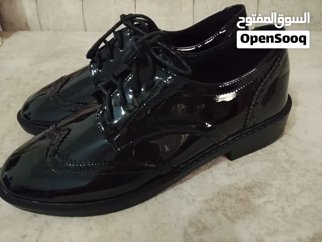 حذاء نسائي جديد للبيع