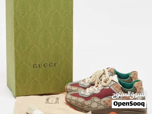 للبيع جوتي ماركة غوكي (Gucci) بحالة ممتازة، استخدام خفيف ونظيف جدًا