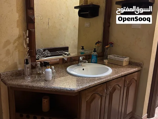 مغسلة كاملة مع خزانة بلوط مع مراي بلوط للبيع