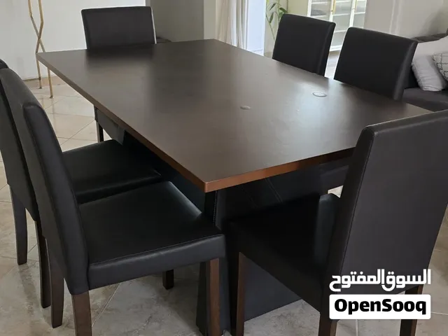 طاولة طعام مستخدمة مع 6 كراسي و السعر قابل للتفاوض