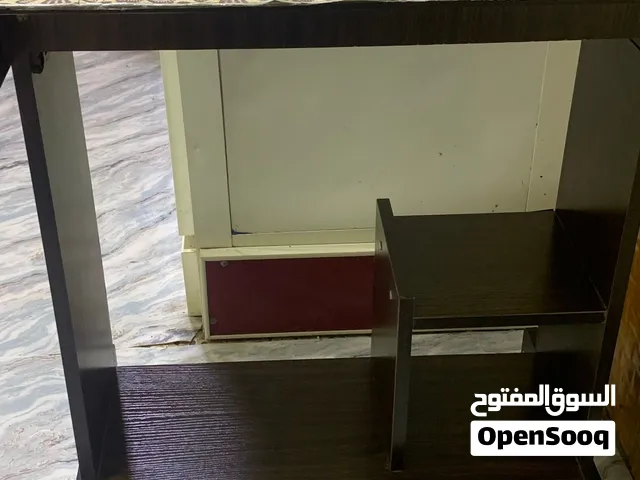 ميز مكتبي خشبي يصلح لكل أنواع استخدام