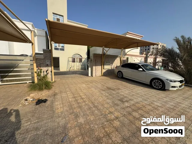 شقق للبيع في المعبيلة الثامنة بالقرب من مسجد باب السلام