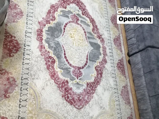 سجاد لون ابيض، وزهري تركي استخدام قليل بحالة ممتازه