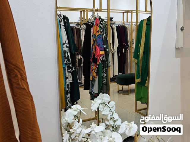مرايا لون ذهبي مع الورد و الفاز