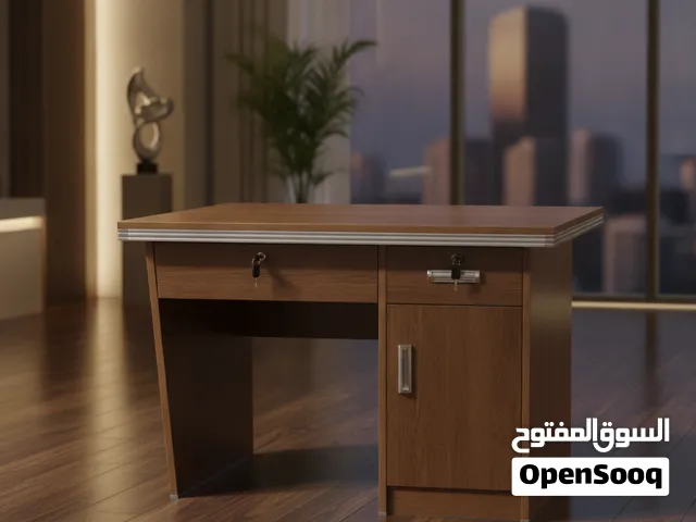 طاولة مكتب خشبية مدمجة بلون بلوط ذهبي مع أدراج وقفل أمان